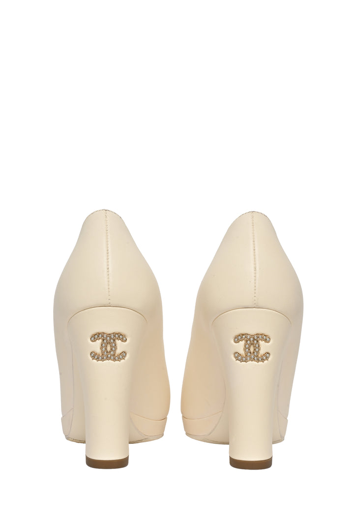 Chanel Size 35.5 Faux Pearl Interlocking CC Cap Toe Pumps