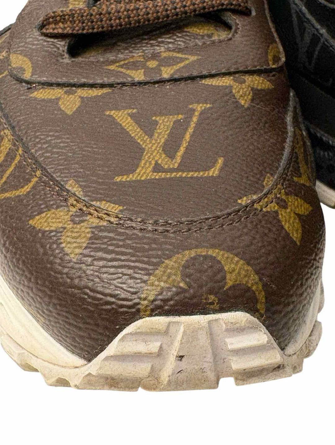 Louis Vuitton Size 8.5 Men's Run Away Leather Sneakers