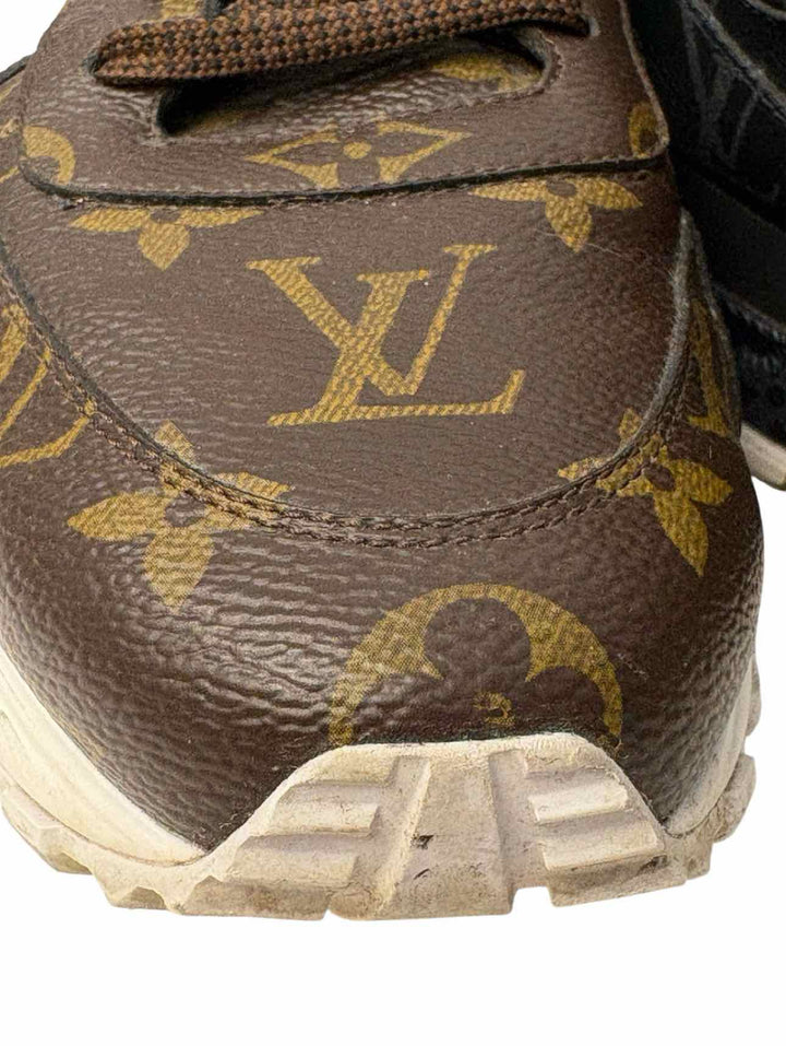 Louis Vuitton Size 8.5 Men's Run Away Leather Sneakers