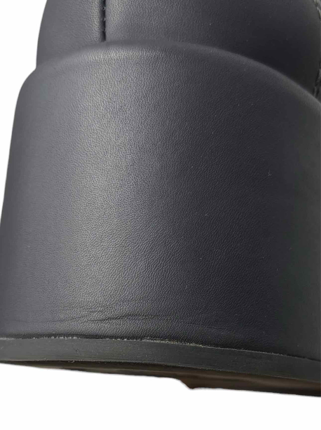 Chanel Size 39.5 Leather Platform CC Logo Loafers