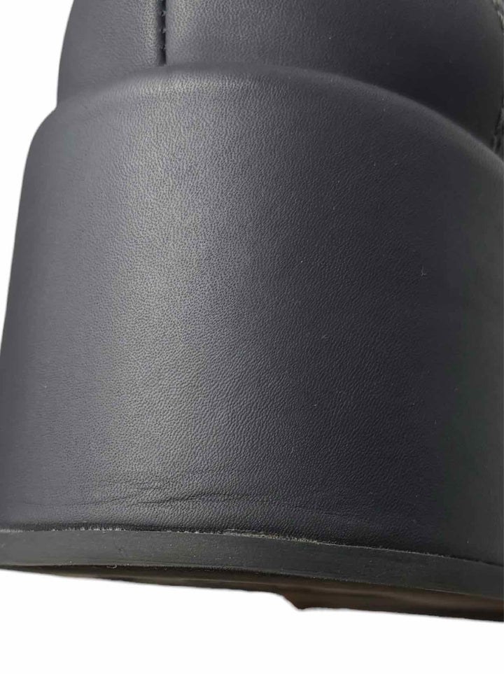 Chanel Size 39.5 Leather Platform CC Logo Loafers