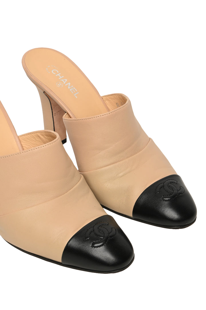 Chanel Size 38 Interlocking CC Logo Mules