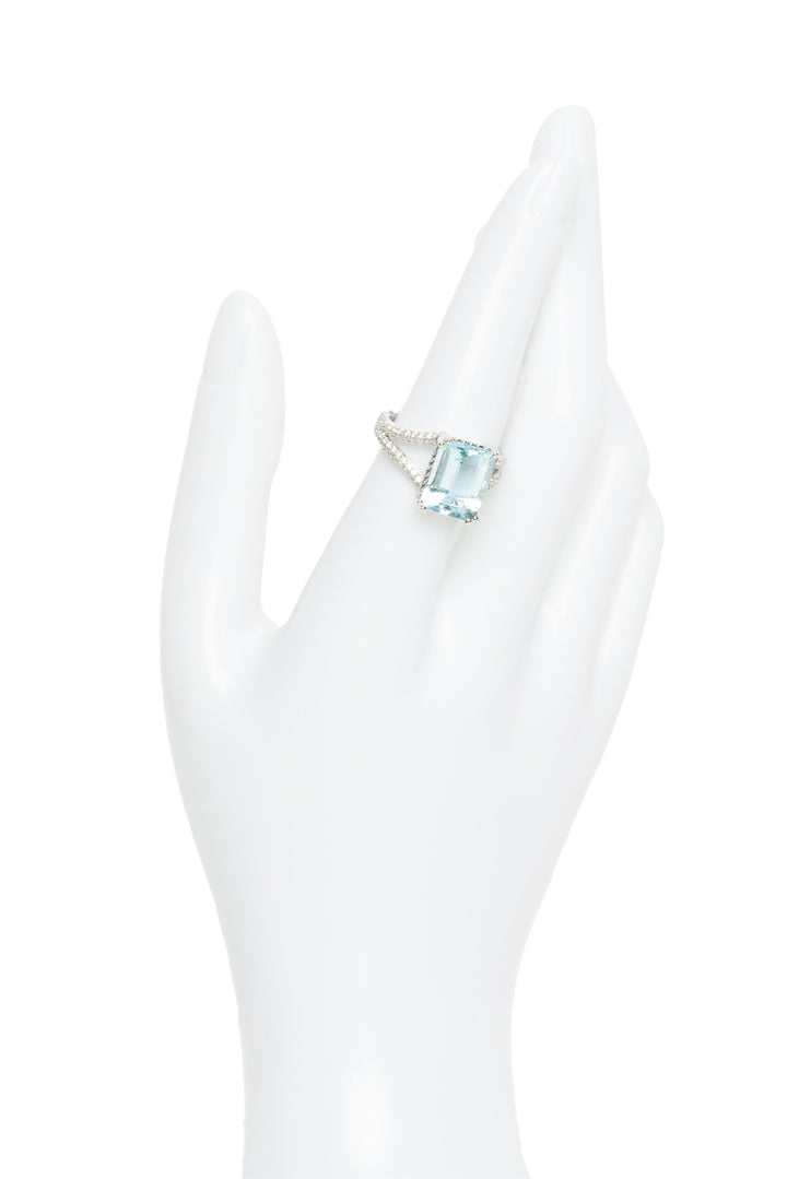 Lugaro Size 7 18K White Gold Diamond and Aquamarine Ring