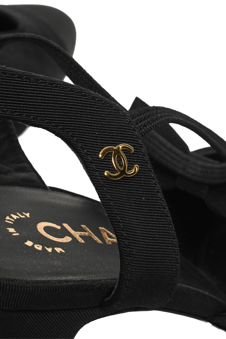 Chanel Size 40 Interlocking CC Logo D'Orsay Pumps