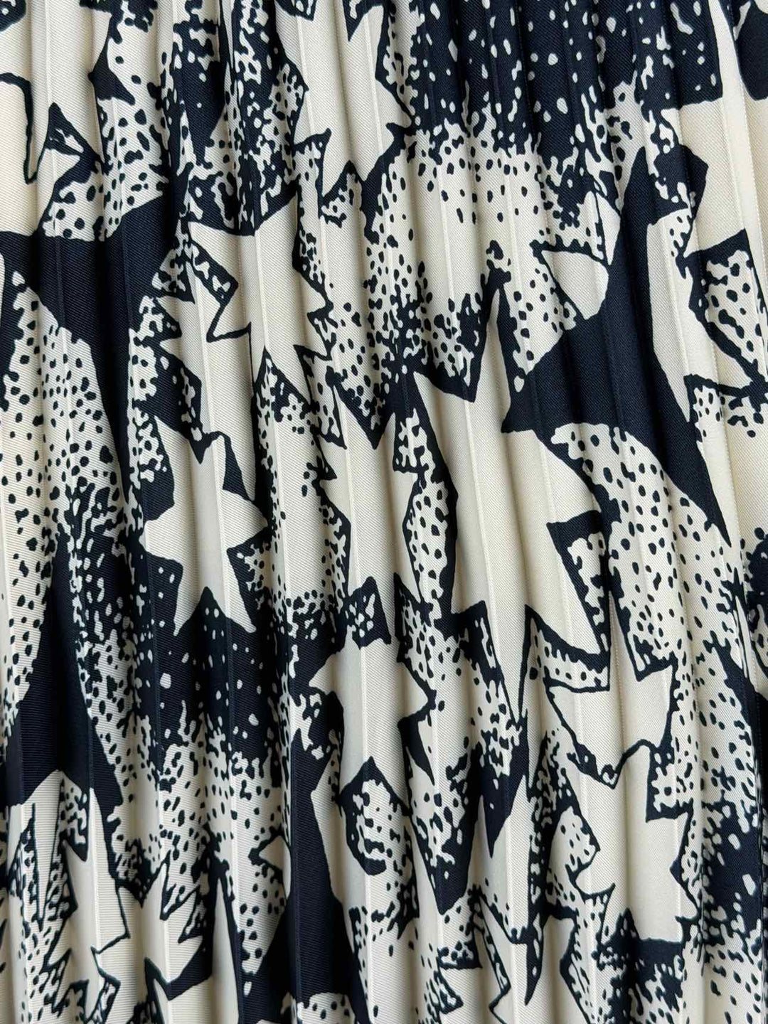 Weekend Max Mara Size 4 Pleated Star Print Skirt