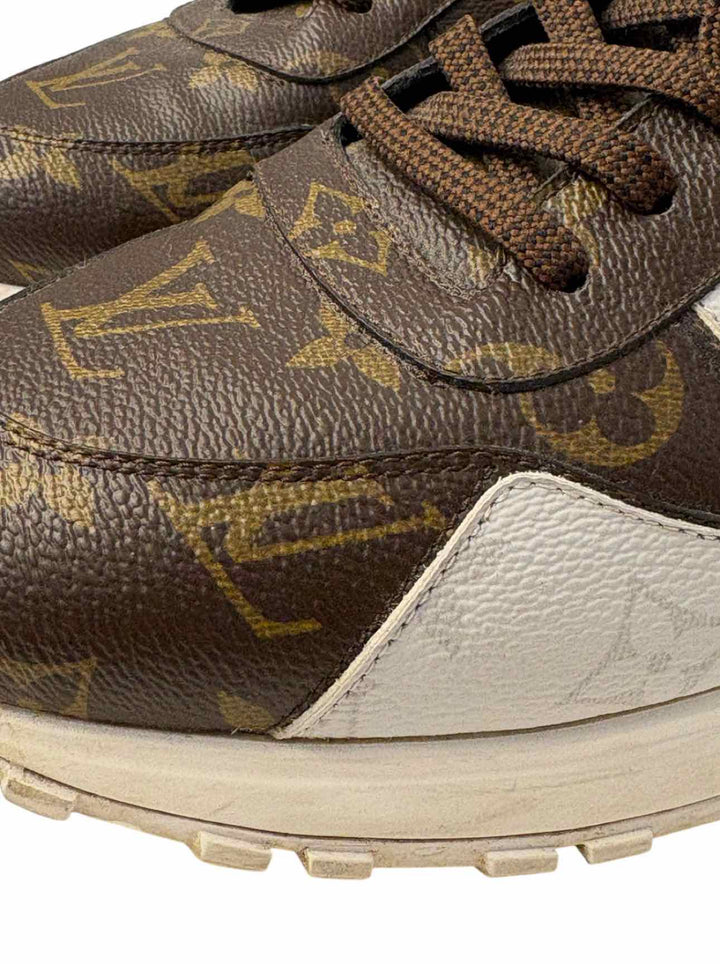 Louis Vuitton Size 8.5 Men's Run Away Leather Sneakers
