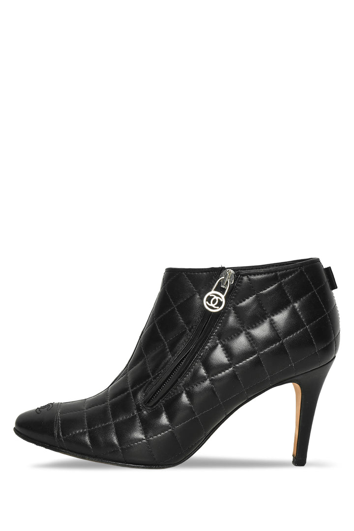 Chanel Size 39 Quilted CC Cap Toe Ankle Boots