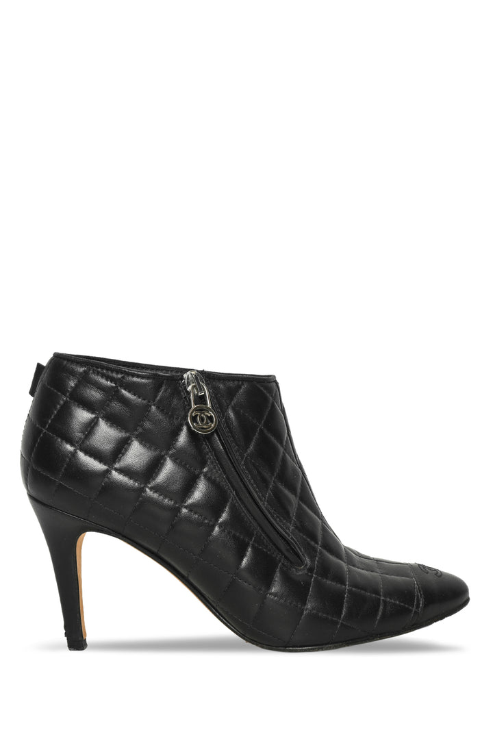 Chanel Size 39 Quilted CC Cap Toe Ankle Boots