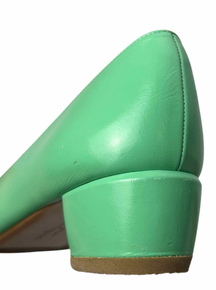 Ferragamo Size 8 Vara Leather Logo Bow Pumps