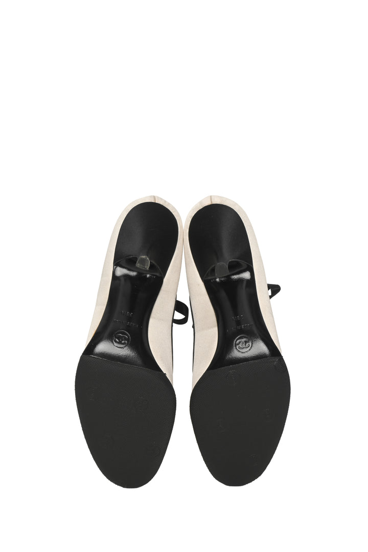 Chanel Size 38.5 Vintage 2004 Lace Up Pumps