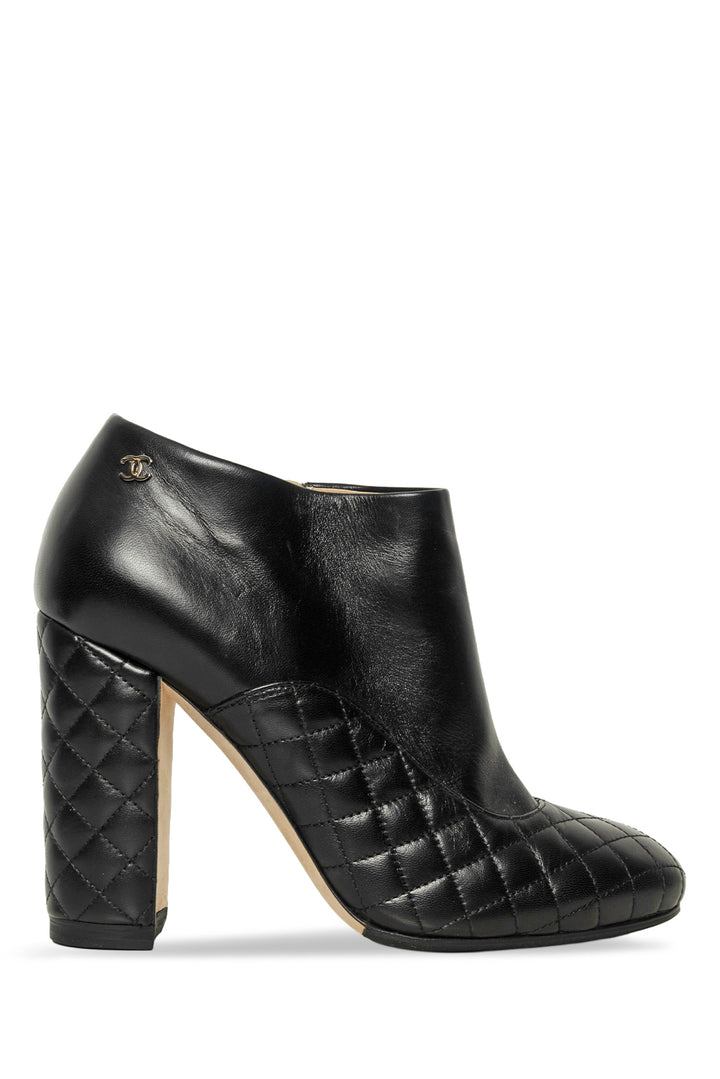 Chanel Size 38.5 Quilted Lambskin Ankle Boots