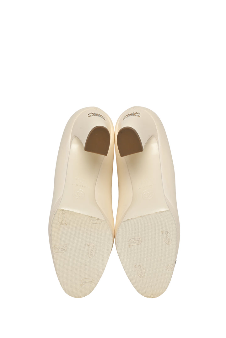 Chanel Size 35.5 Faux Pearl Interlocking CC Cap Toe Pumps
