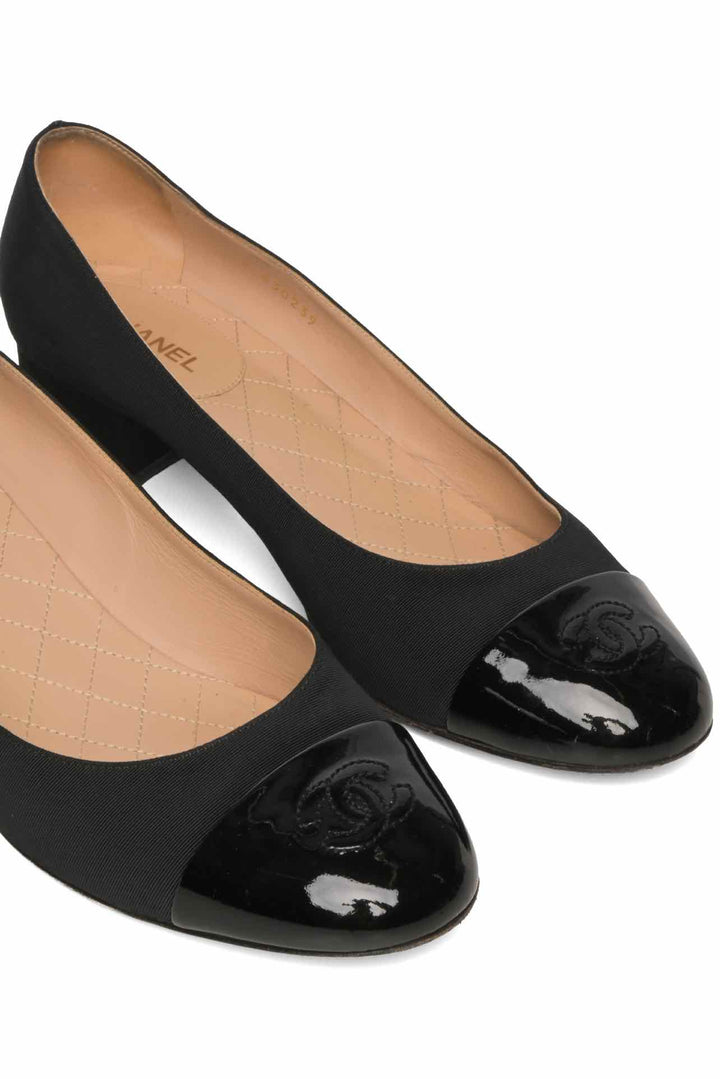 Chanel Size 40 Grosgrain & Patent Leather CC Cap Toe Pumps