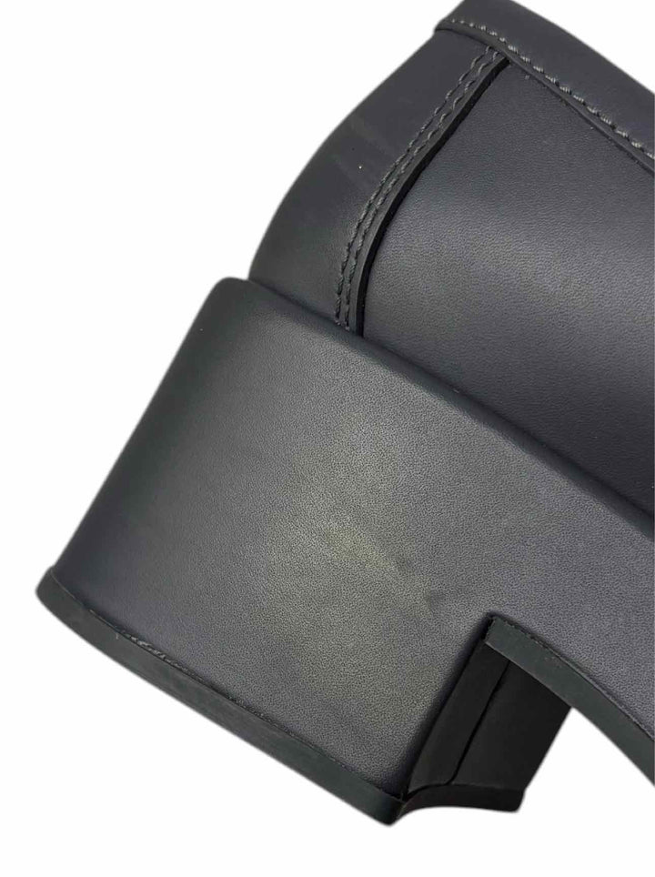 Chanel Size 39.5 Leather Platform CC Logo Loafers