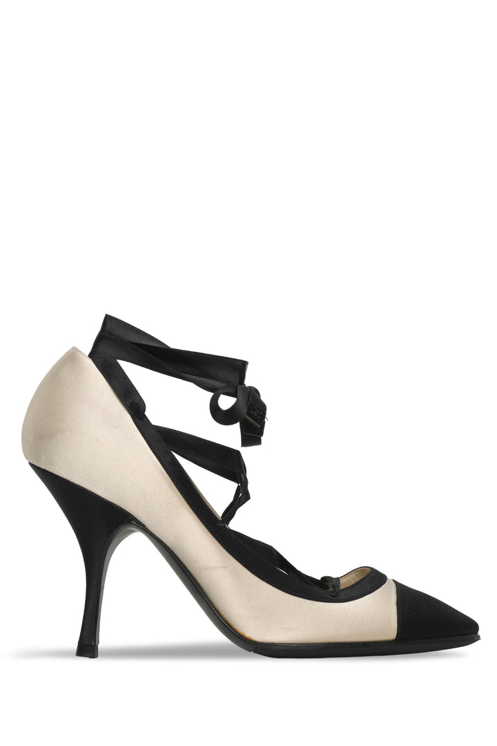 Chanel Size 38.5 Vintage 2004 Lace Up Pumps