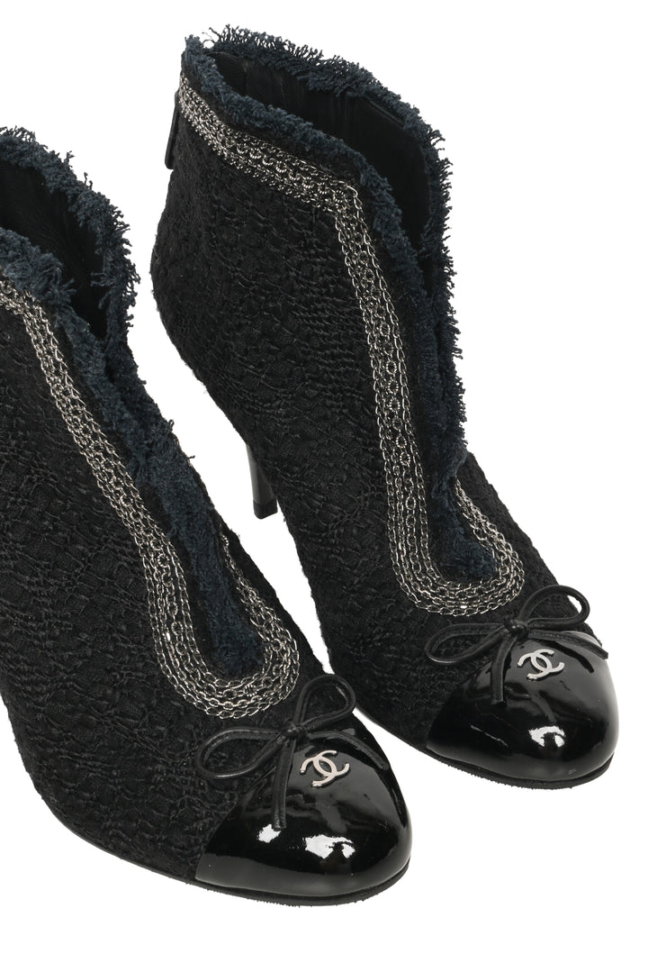 Chanel Size 39.5 Tweed Interlocking CC Cap Toe Ankle Boots