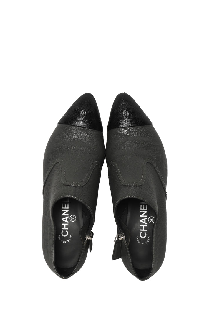 Chanel Size 37.5 Interlocking CC Logo Leather Oxfords