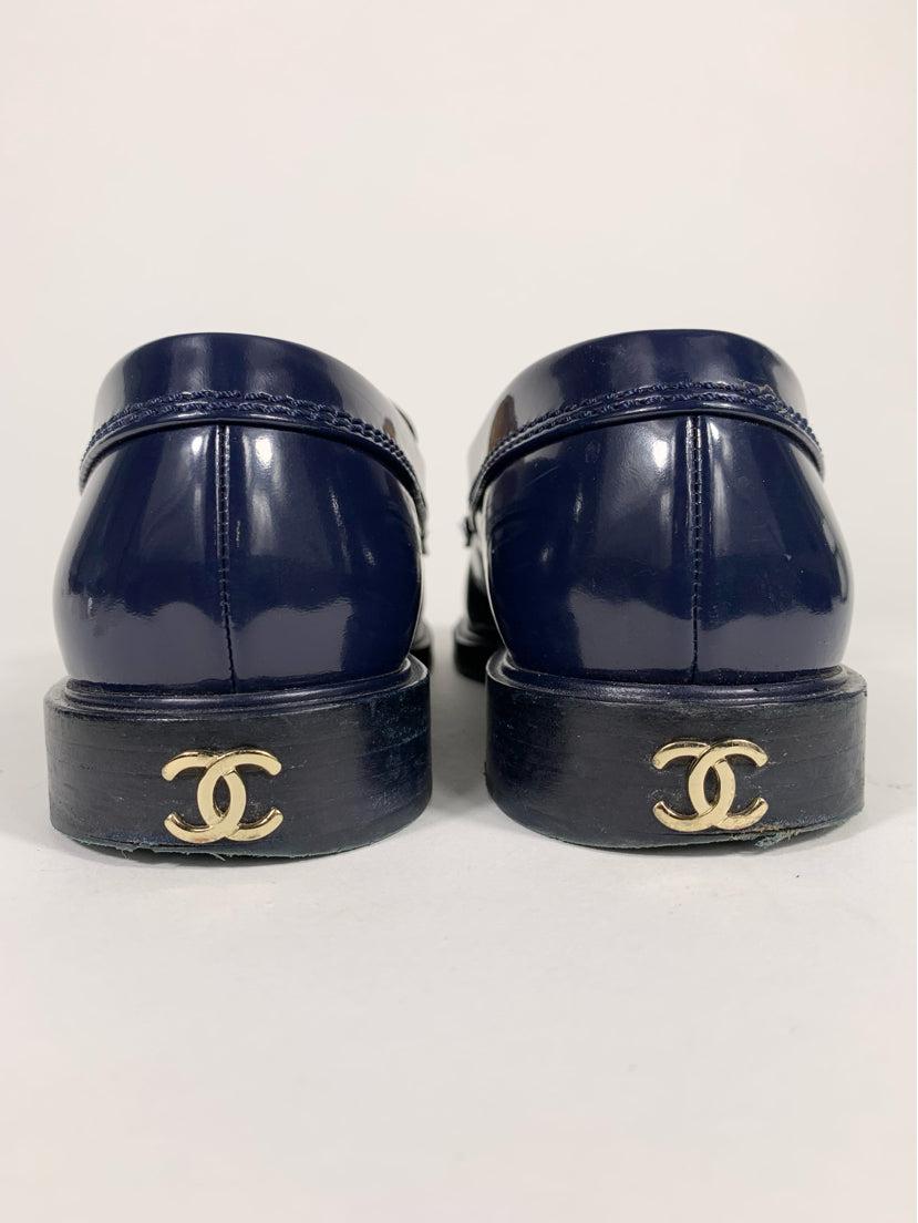 Chanel Size 38.5 Patent Leather Chain Logo Loafer